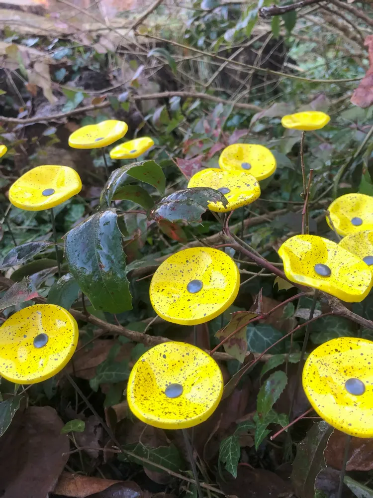 Floral decoration - Round small glass flower for outdoor use in yellow-black colour with 43 cm stainless steel stem - CARNEOL GLASS