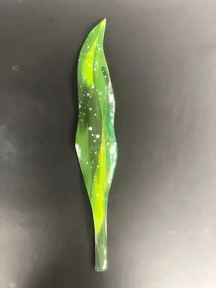 Floral decoration - Large dark green glass leaf with white gestures - CARNEOL GLASS