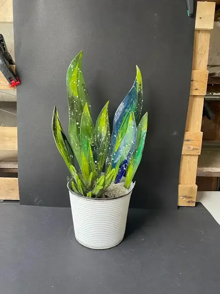Floral decoration - Large dark green glass leaf with white gestures - CARNEOL GLASS