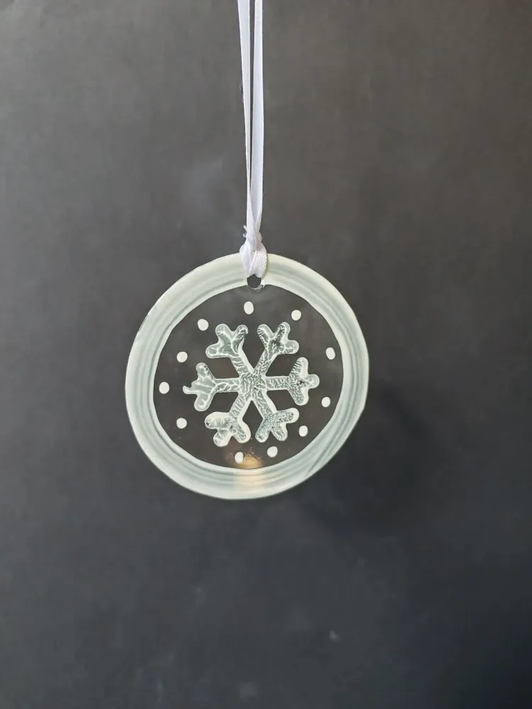 Other Christmas decorations - White hand-painted snowflake-shaped glass ornament - CARNEOL GLASS