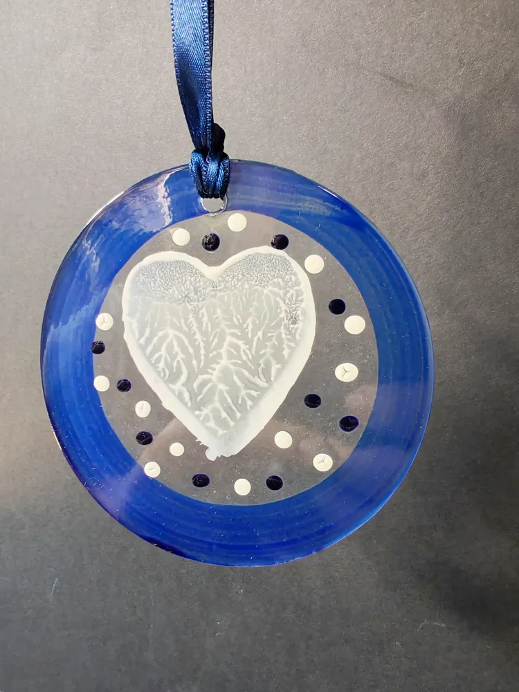 Autres décorations de Noël - Ornement en verre bleu en forme de cœur peint à la main - CARNEOL GLASS