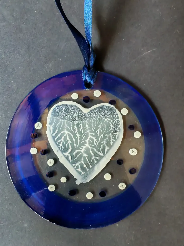 Autres décorations de Noël - Ornement en verre bleu en forme de cœur peint à la main - CARNEOL GLASS