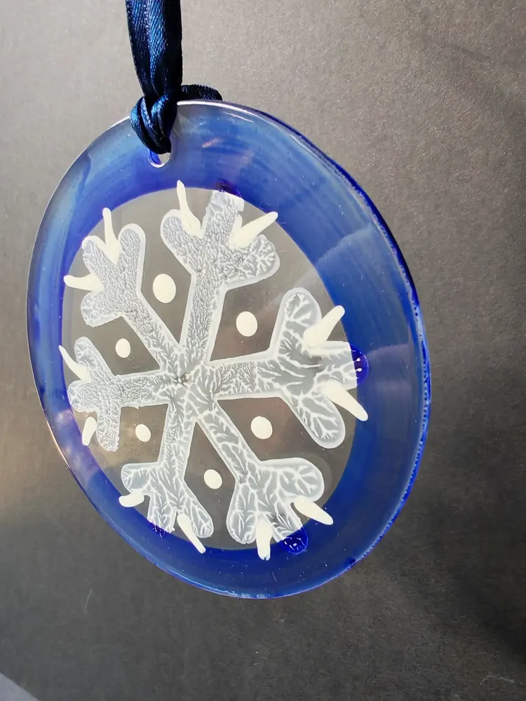 Autres décorations de Noël - Décoration en verre bleu en forme de flocon de neige peinte à la main - CARNEOL GLASS