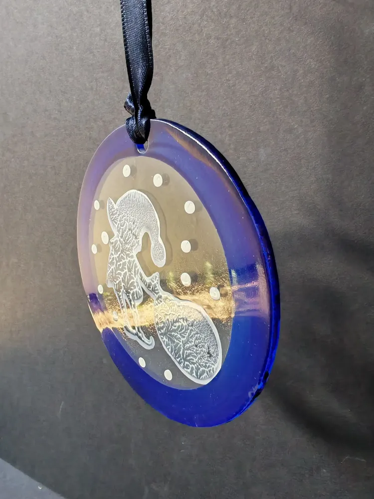 Autres décorations de Noël - Décoration en verre représentant un elfe bleu peint à la main avec un sac - CARNEOL GLASS