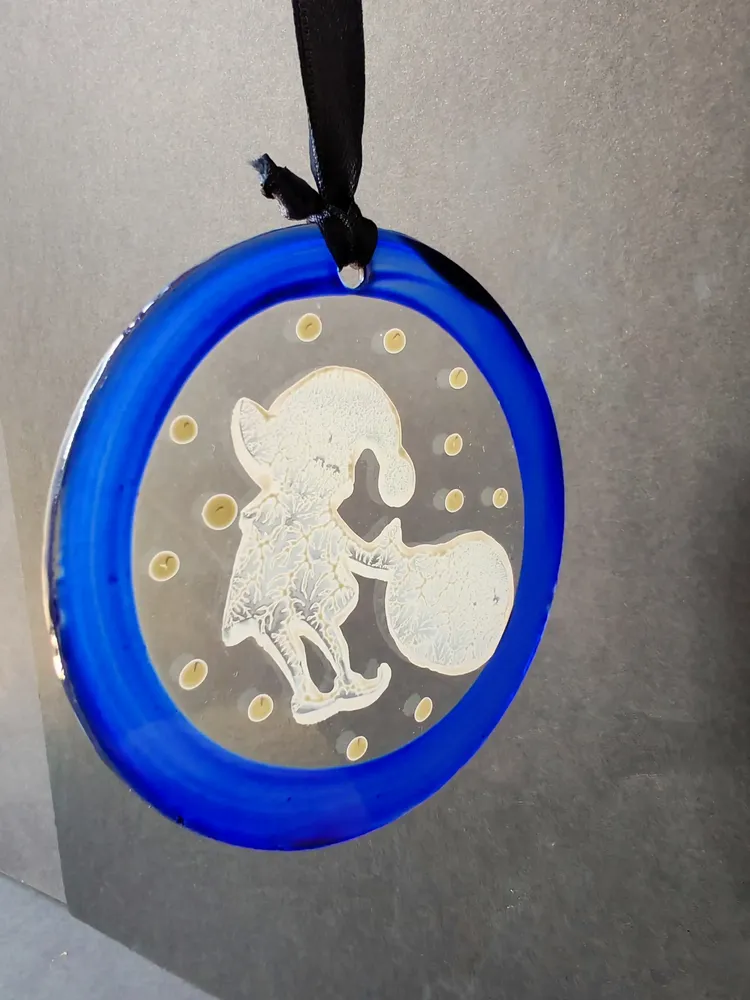 Autres décorations de Noël - Décoration en verre représentant un elfe bleu peint à la main avec un sac - CARNEOL GLASS