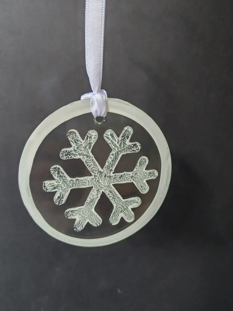 Autres décorations de Noël - Décoration en verre blanche peinte à la main en forme de flocon de neige - CARNEOL GLASS