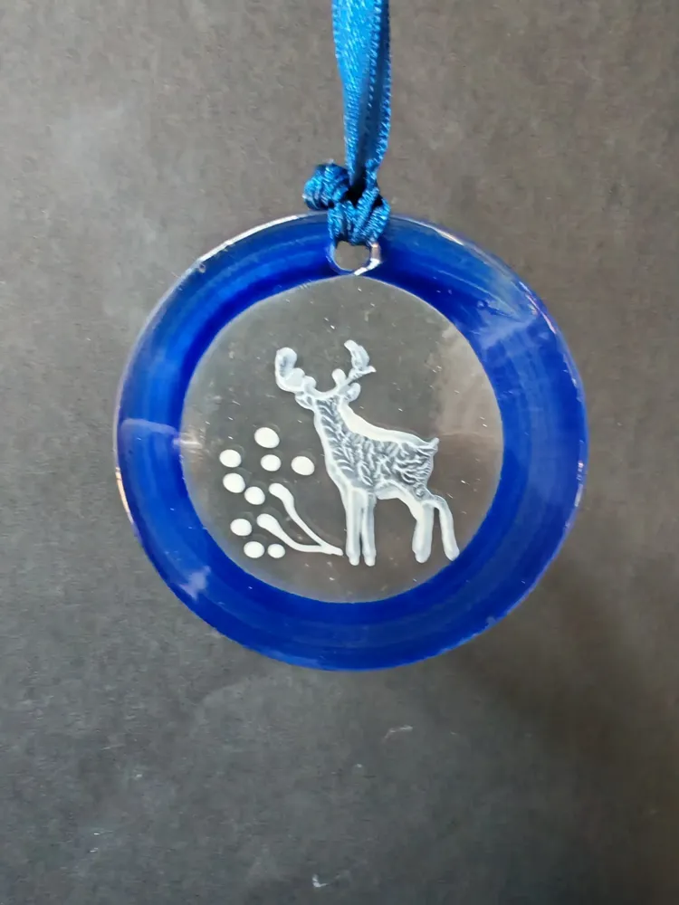 Autres décorations de Noël - Décoration en verre représentant un renne bleu peint à la main - CARNEOL GLASS