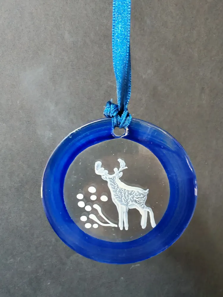 Autres décorations de Noël - Décoration en verre représentant un renne bleu peint à la main - CARNEOL GLASS