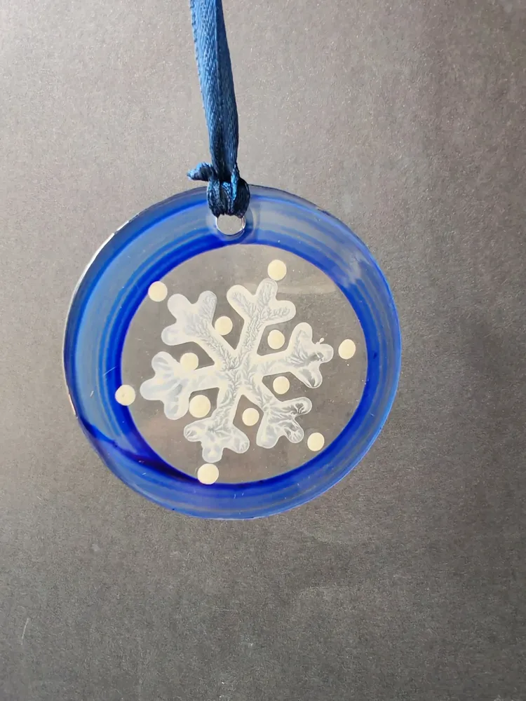 Autres décorations de Noël - Décoration en verre bleu en forme de flocon de neige peinte à la main - CARNEOL GLASS