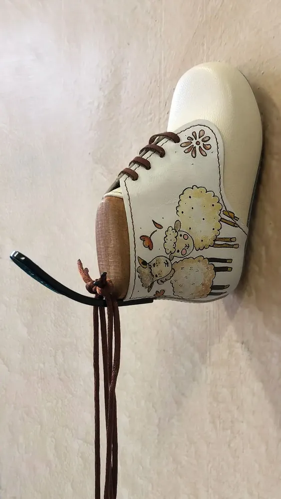 Chambres d'enfants - Cintres créatifs faits à la main, peinture  bottes de bébé - GILDE SCARTI E MESTIERI