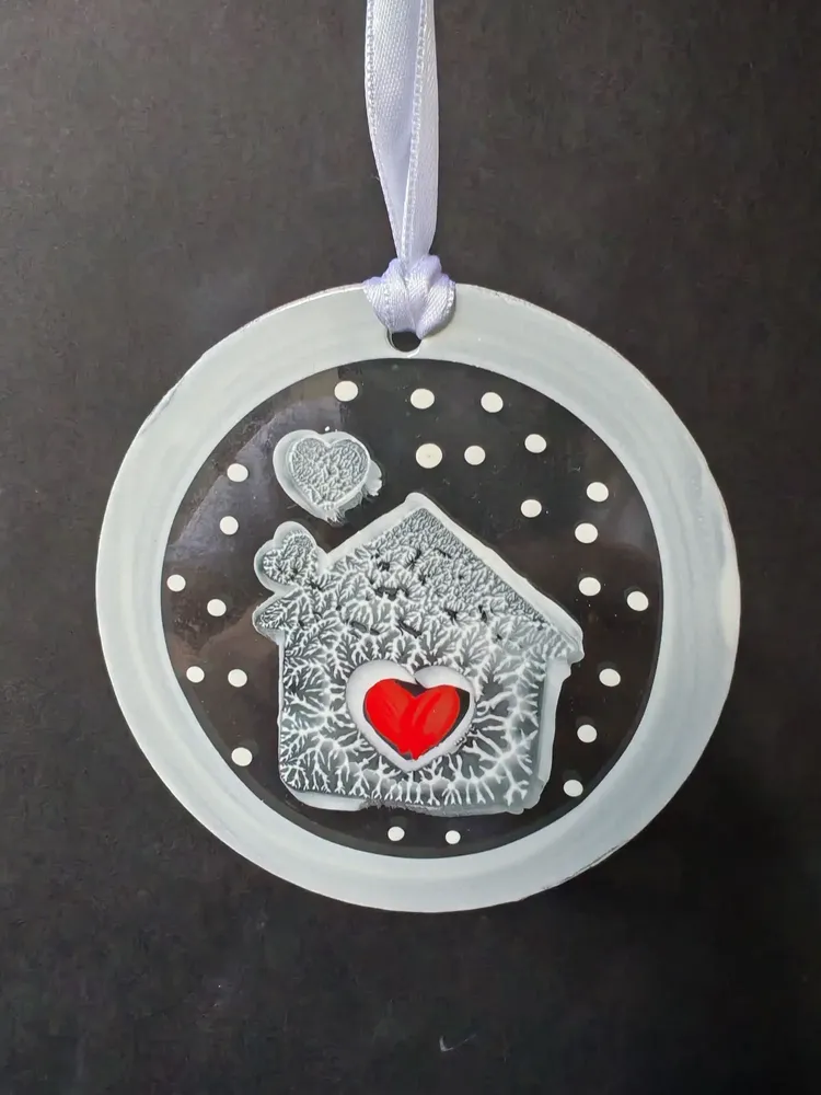 Autres décorations de Noël - Ornement en verre blanc en forme de maison peint à la main - CARNEOL GLASS