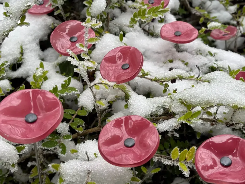 Décorations florales - Petite fleur ronde en verre pour l'extérieur de couleur rose avec tige en acier inoxydable de 43 cm - CARNEOL GLASS