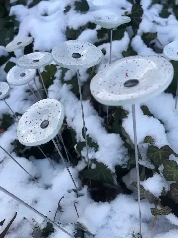 Floral decoration - Round small glass flower for outdoor use in white, red colour with 43 cm stainless steel stem - CARNEOL GLASS