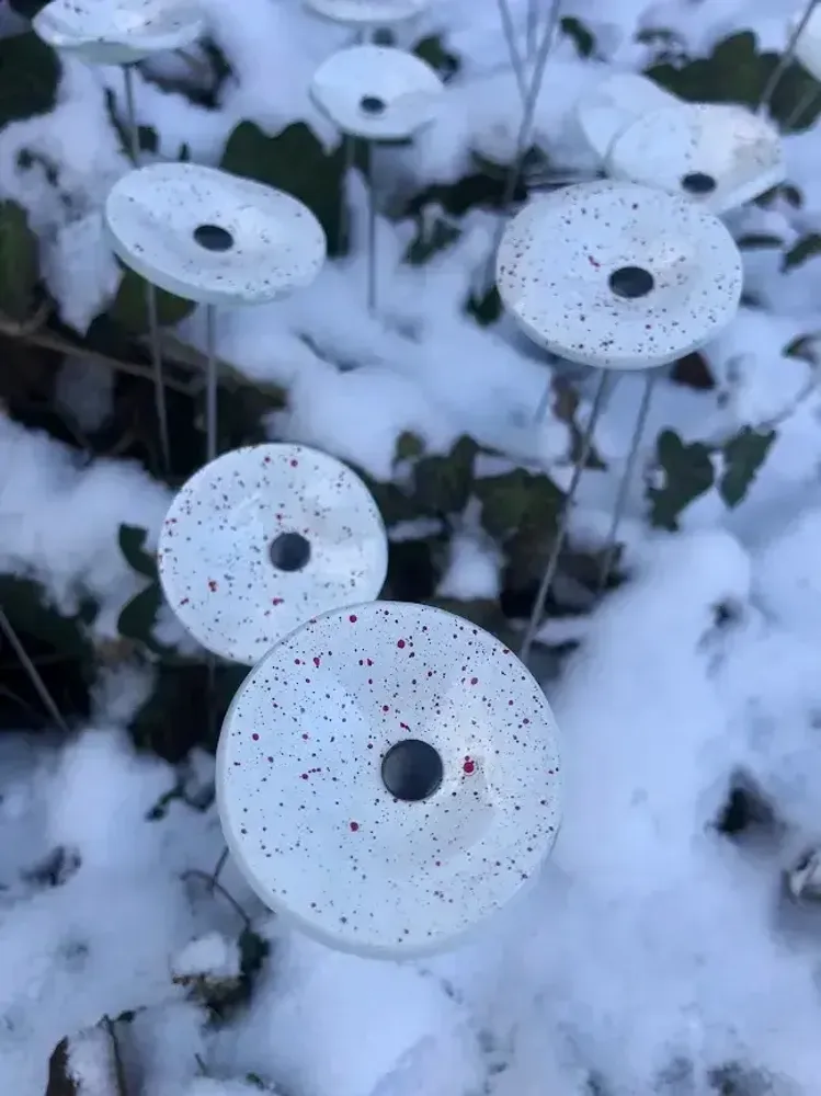 Floral decoration - Round small glass flower for outdoor use in white, red colour with 43 cm stainless steel stem - CARNEOL GLASS