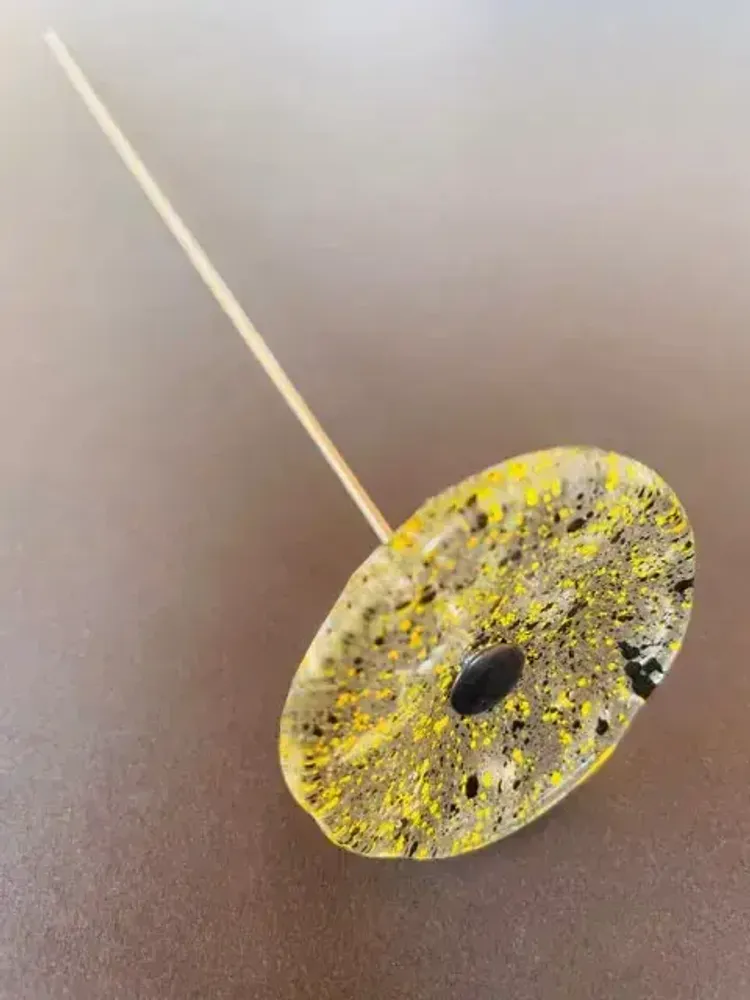 Décorations florales - Petite fleur ronde en verre pour l'extérieur de couleur transparente, jaune, noire avec tige en acier inoxydable de 43 cm - CARNEOL GLASS