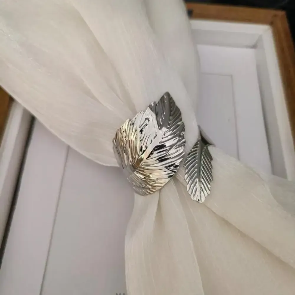 Christmas table settings - Napkin ring - Large Leaf - Silver or Gold - SOSTRAW & SMARTTHINGS