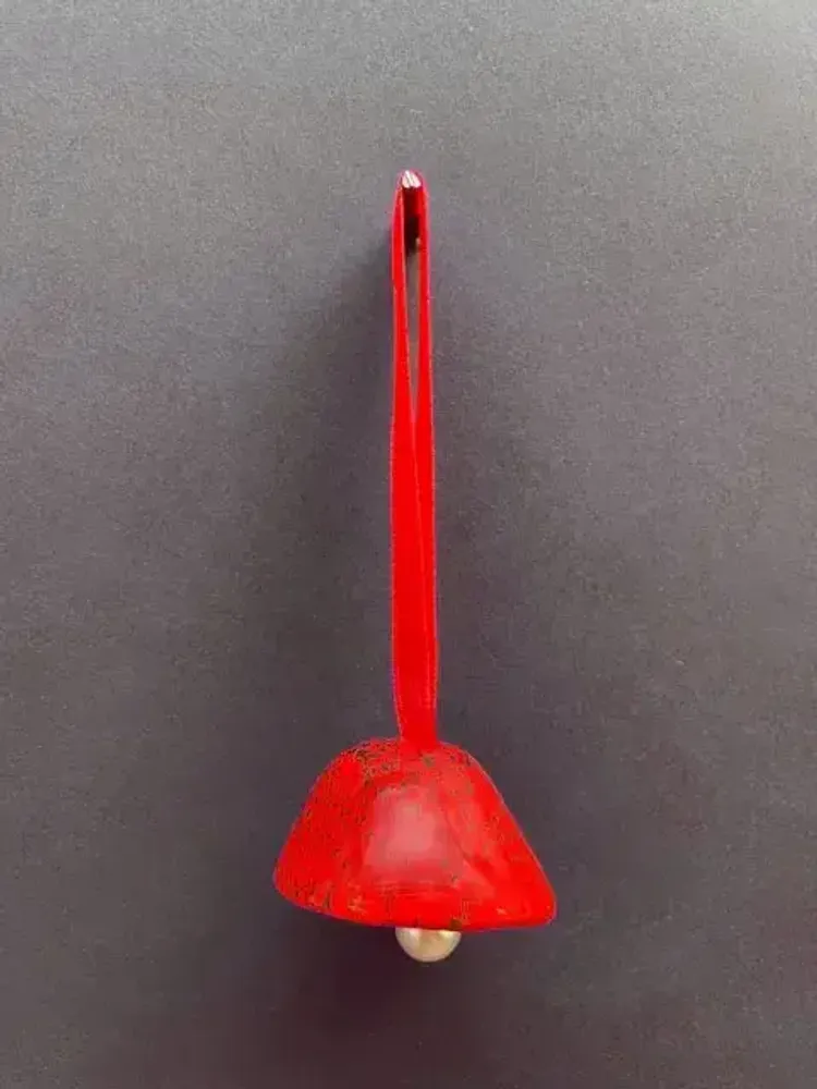 Autres décorations de Noël - Petite cloche en verre rouge transparent sur un élégant porte-ruban - CARNEOL GLASS