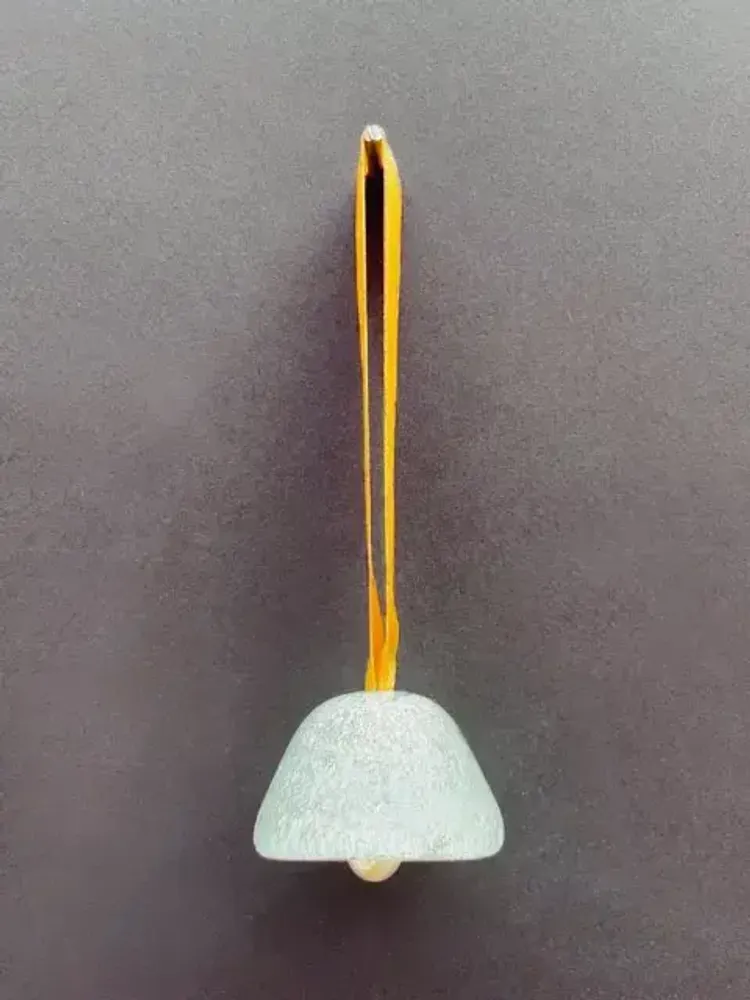 Autres décorations de Noël - Petite cloche en verre blanc transparent sur un élégant porte-ruban - CARNEOL GLASS