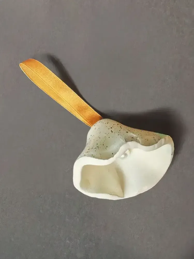 Autres décorations de Noël - Grande cloche en verre blanc et or sur un élégant cintre en ruban - CARNEOL GLASS