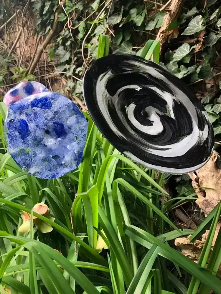 Floral decoration - Extra large 35 cm diameter glass flower for outdoors in white-gray-black color on a 100 cm stainless steel stem - CARNEOL GLASS