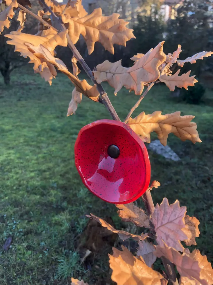 Décorations florales - Fleur de calebasse en verre de taille moyenne pour l'extérieur de couleur rouge-noir avec tige en acier inoxydable de 43 cm. - CARNEOL GLASS
