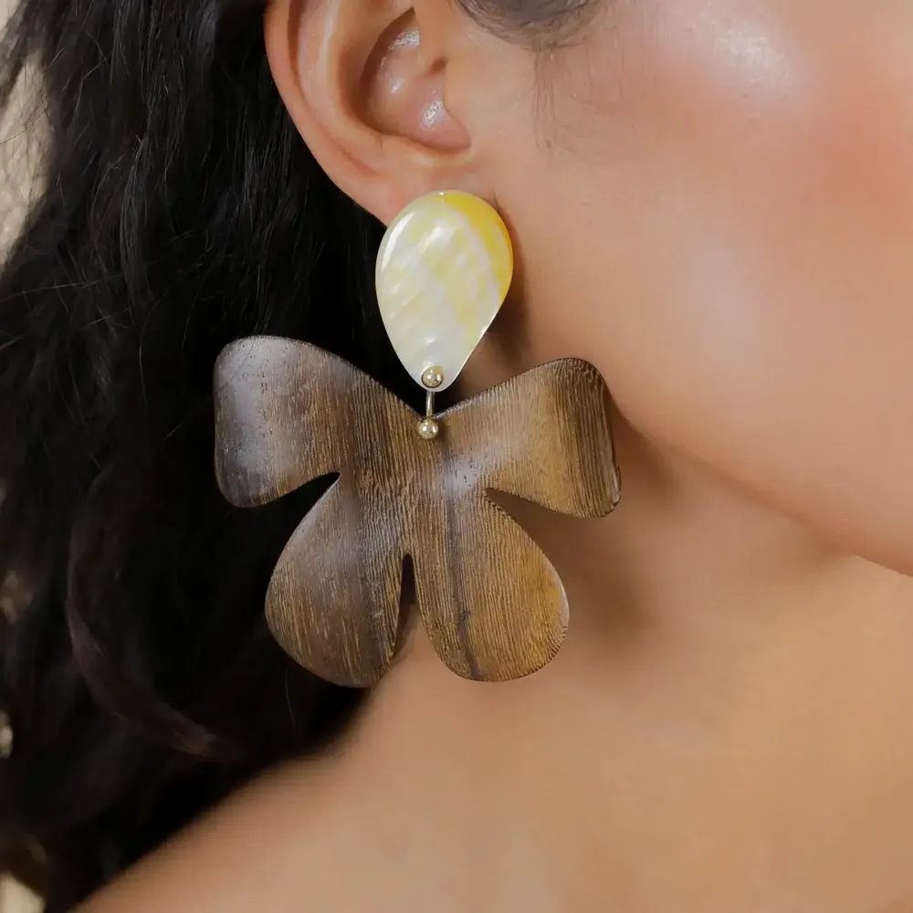 Bijoux - Boucles d'oreilles clips fleur en bois de roblès - Fioria - NATURE BIJOUX