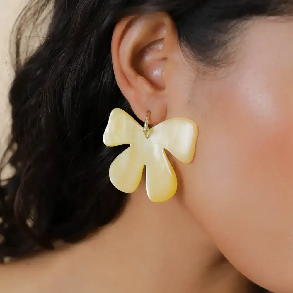 Bijoux - Boucles d'oreilles mini créoles fleur nacre dorée - Fioria - NATURE BIJOUX