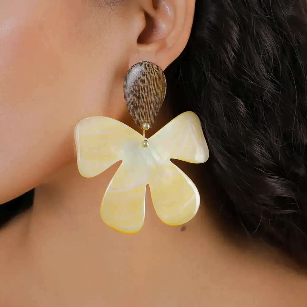 Jewelry - Big post earring with yellow MOP flower - Fioria - NATURE BIJOUX
