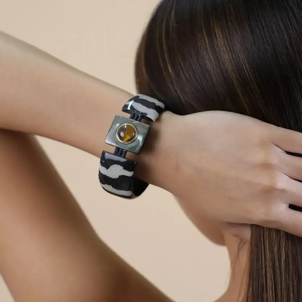 Jewelry - Articulated bracelet with button lock - Zebra - NATURE BIJOUX