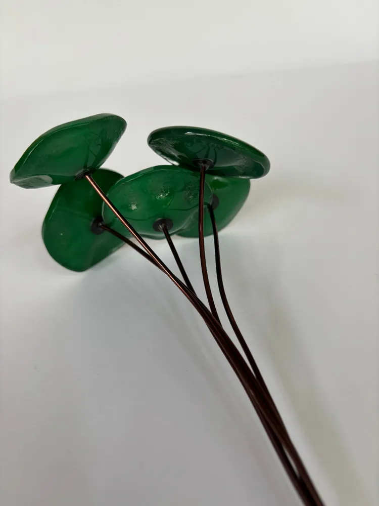 Décorations florales - Petite fleur en verre pour l'extérieur en vert sur tige flexible - CARNEOL GLASS