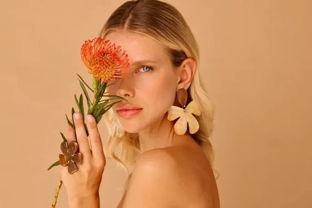 Bijoux - Boucles d'oreilles poussoir grand modèle fleur nacre dorée - Fioria - NATURE BIJOUX