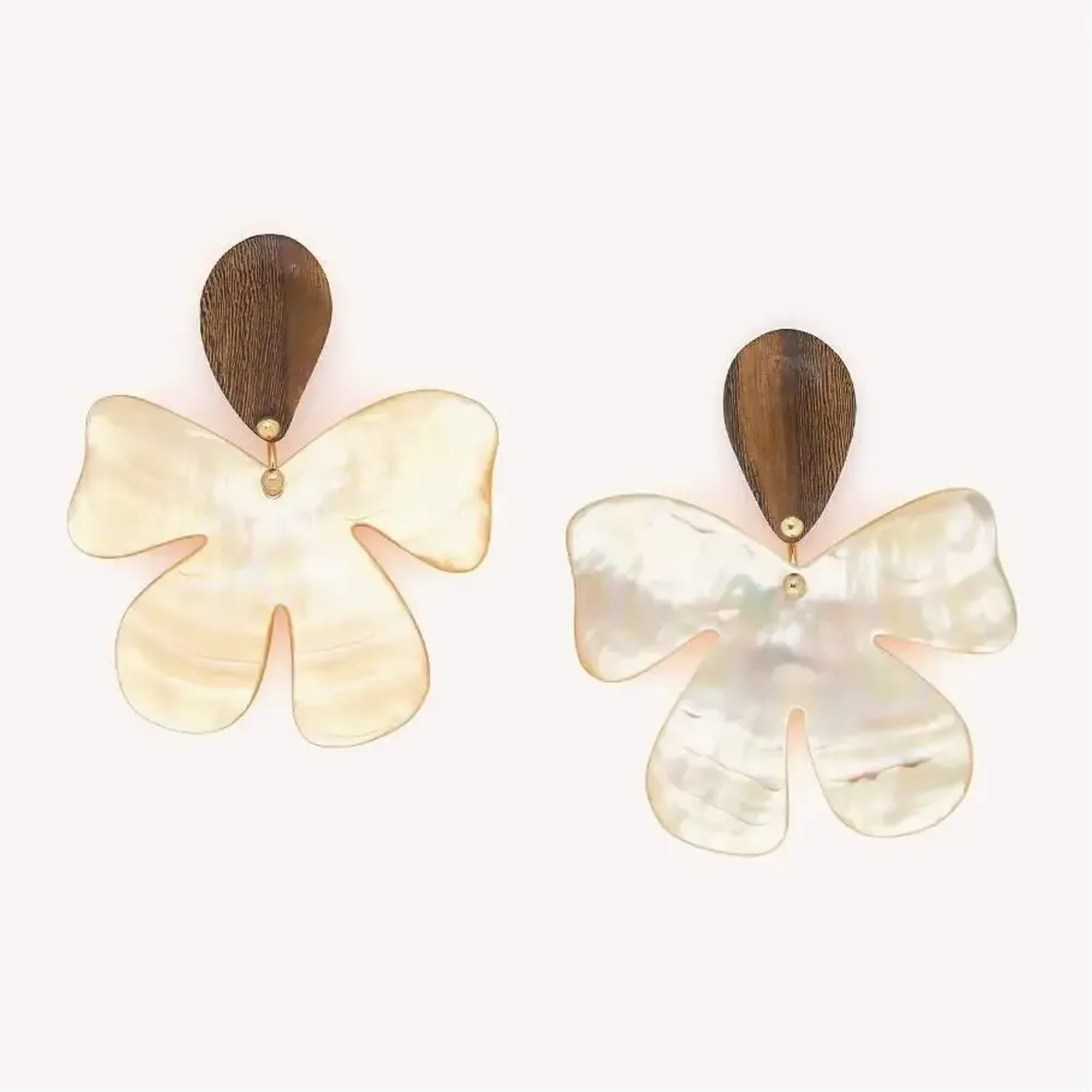Bijoux - Boucles d'oreilles poussoir grand modèle fleur nacre dorée - Fioria - NATURE BIJOUX
