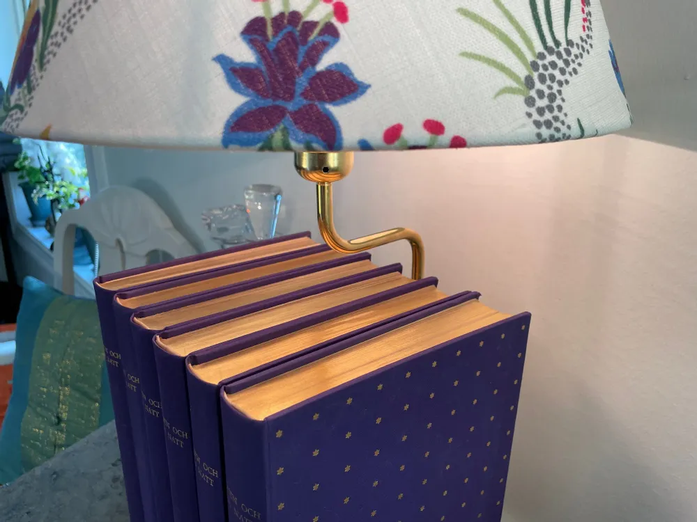 Objets design - Fribe Form® The BookLovers' Light avec abat-jour ovale et porte-livre - FRIBE FORM®