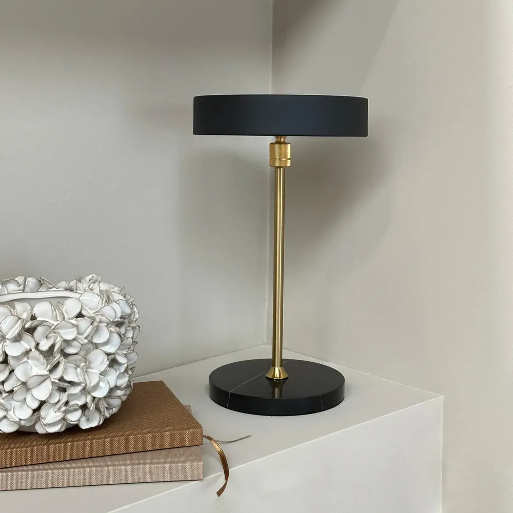 Lampes de table - Lampe de table rechargeable LED MOONLIGHT noire, laiton, marbre - DYBERG LARSEN