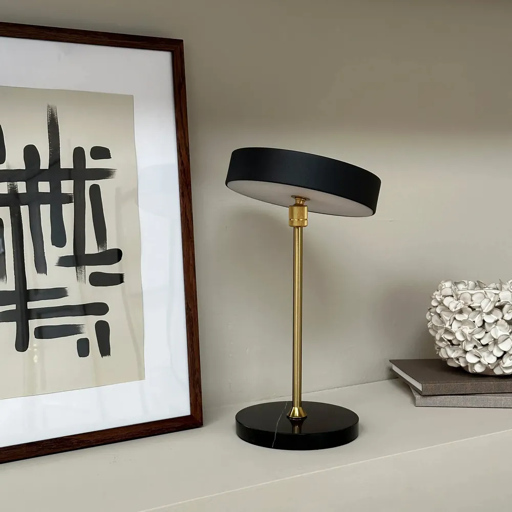 Lampes de table - Lampe de table rechargeable LED MOONLIGHT noire, laiton, marbre - DYBERG LARSEN