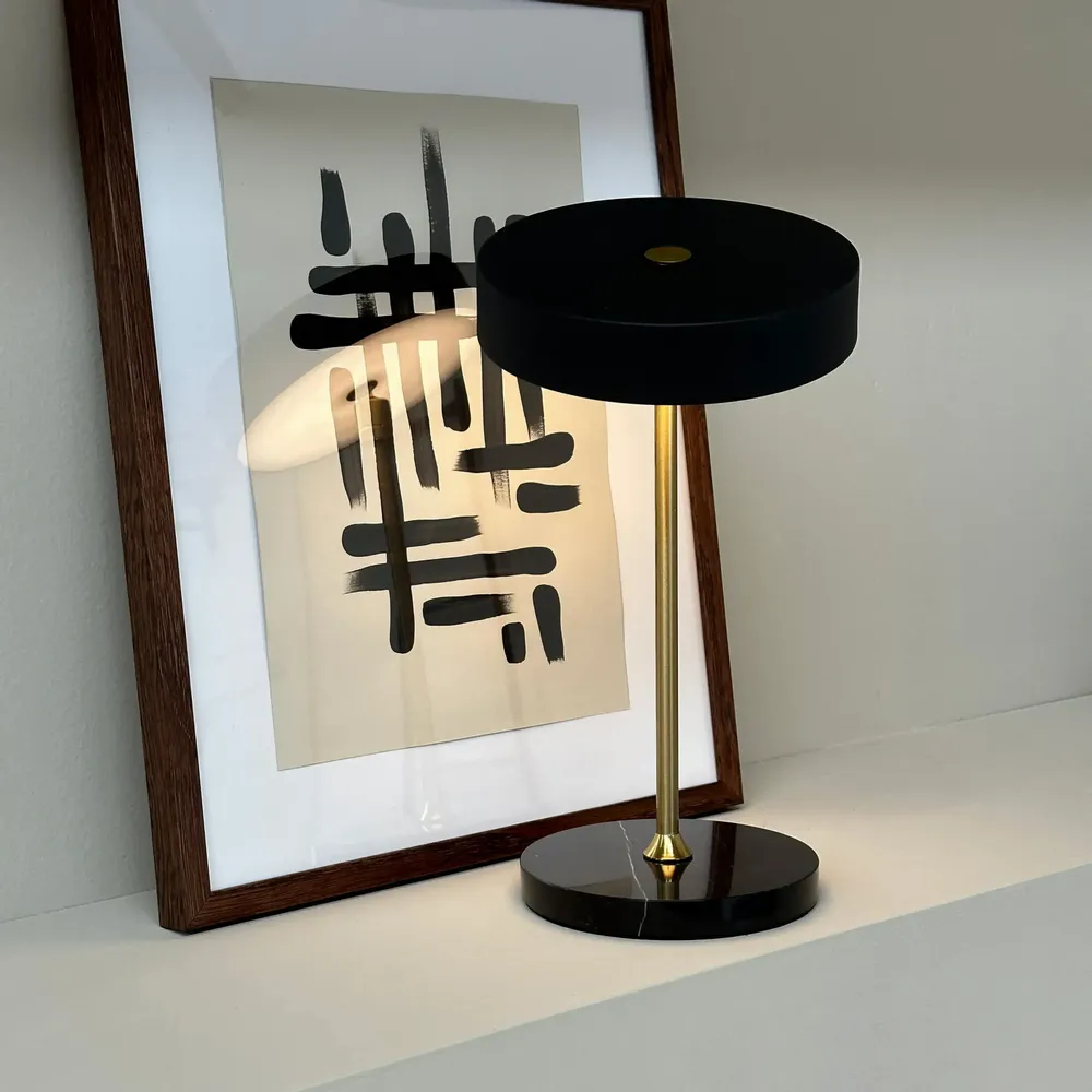 Lampes de table - Lampe de table rechargeable LED MOONLIGHT noire, laiton, marbre - DYBERG LARSEN