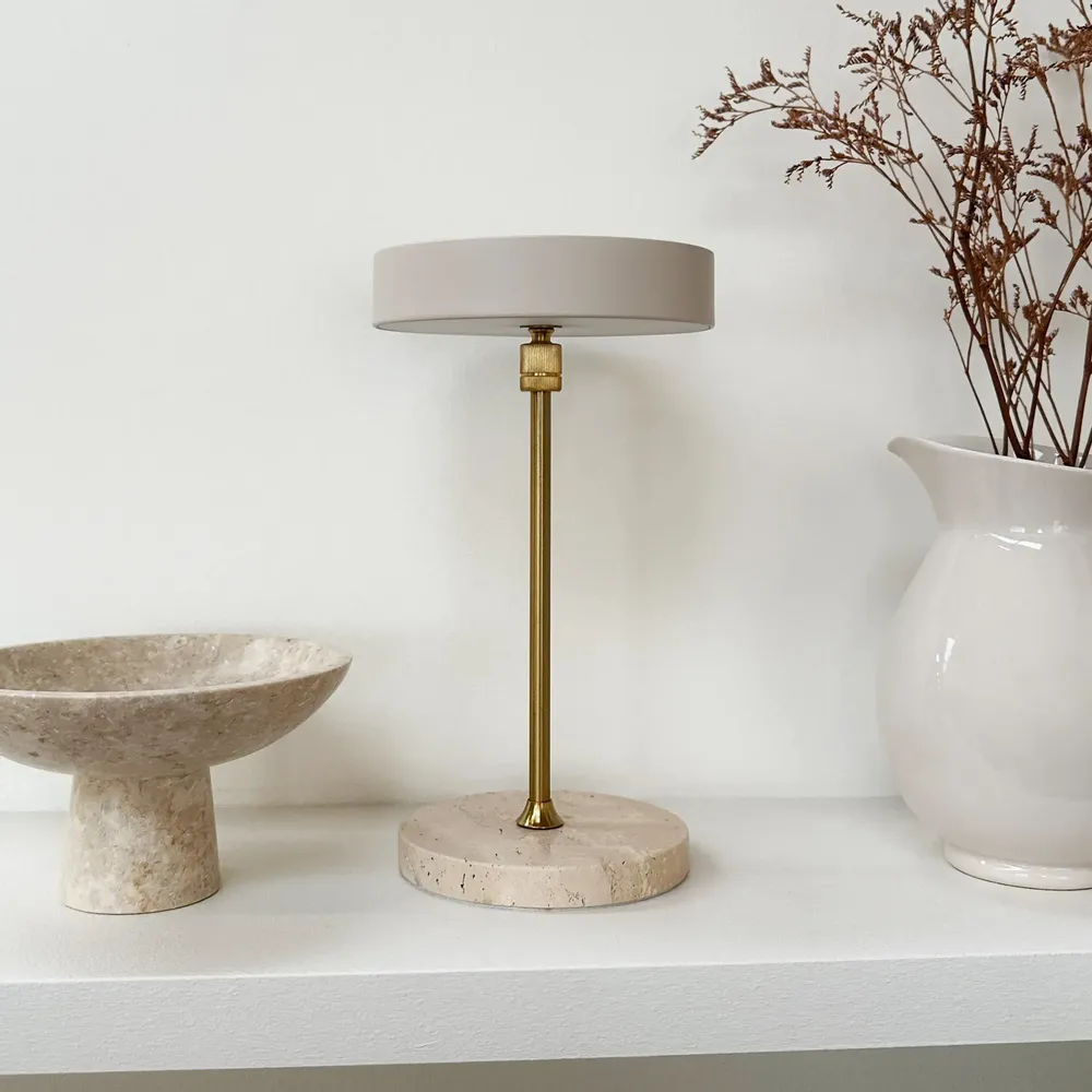 Lampes de table - Lampe de table rechargeable LED MOONLIGHT beige, laiton, travertin - DYBERG LARSEN