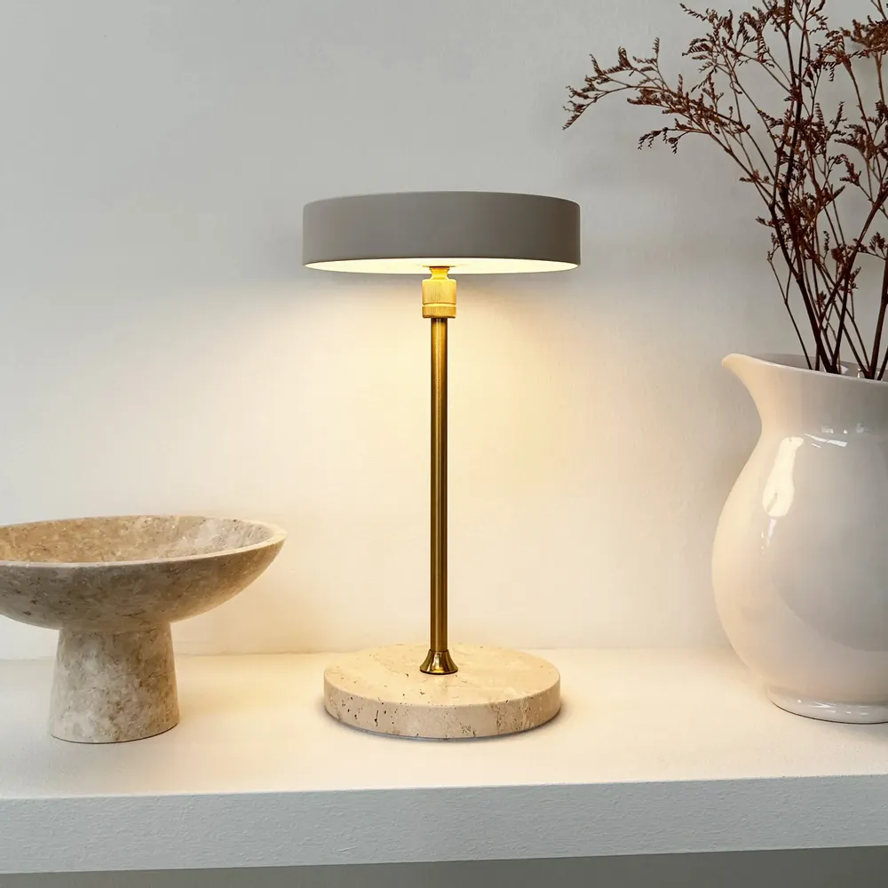 Lampes de table - Lampe de table rechargeable LED MOONLIGHT beige, laiton, travertin - DYBERG LARSEN