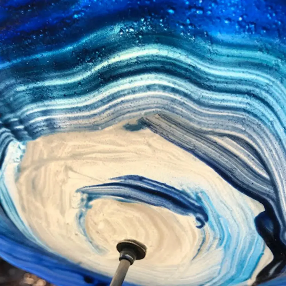 Décorations florales - Grande fleur d'extérieur tourbillonnante en verre bleu-foncé et blanc - CARNEOL GLASS