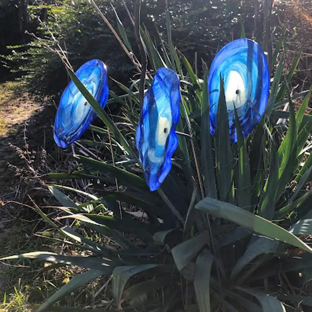 Décorations florales - Grande fleur d'extérieur tourbillonnante en verre bleu-foncé et blanc - CARNEOL GLASS