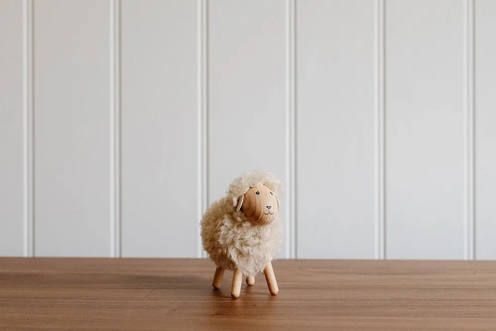 Crèches et santons - Wooden Cream Fluffy Sheep - WE LOVE SEASONS
