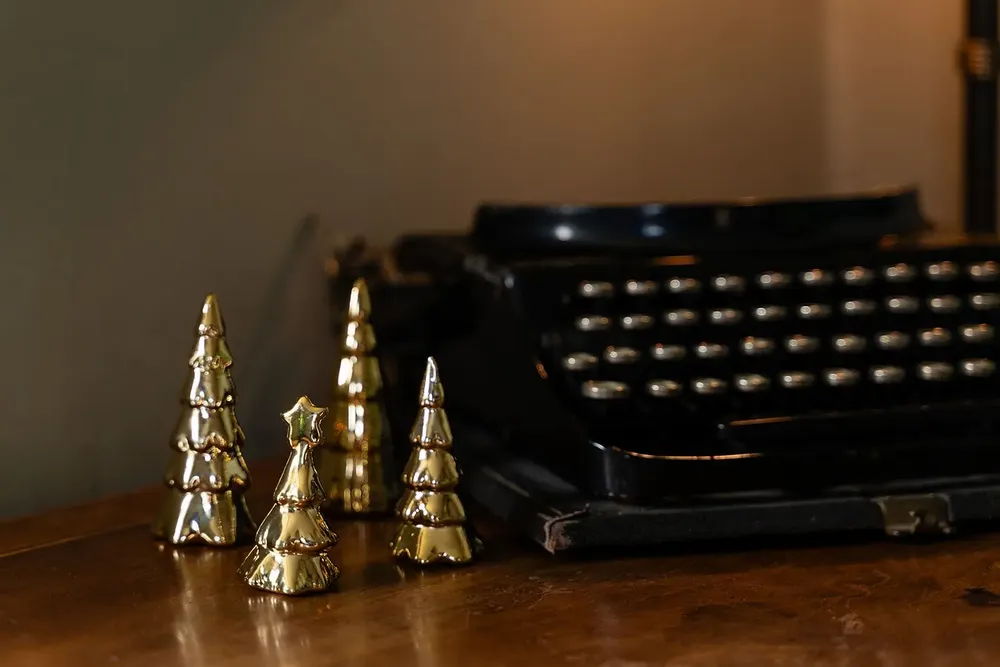 Décorations pour tables de Noël - Sapin de Noël en céramique dorée avec étoile - WE LOVE SEASONS