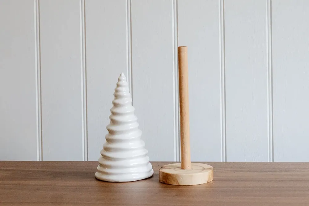 Décorations pour tables de Noël - Petit sapin de Noël blanc en céramique - WE LOVE SEASONS