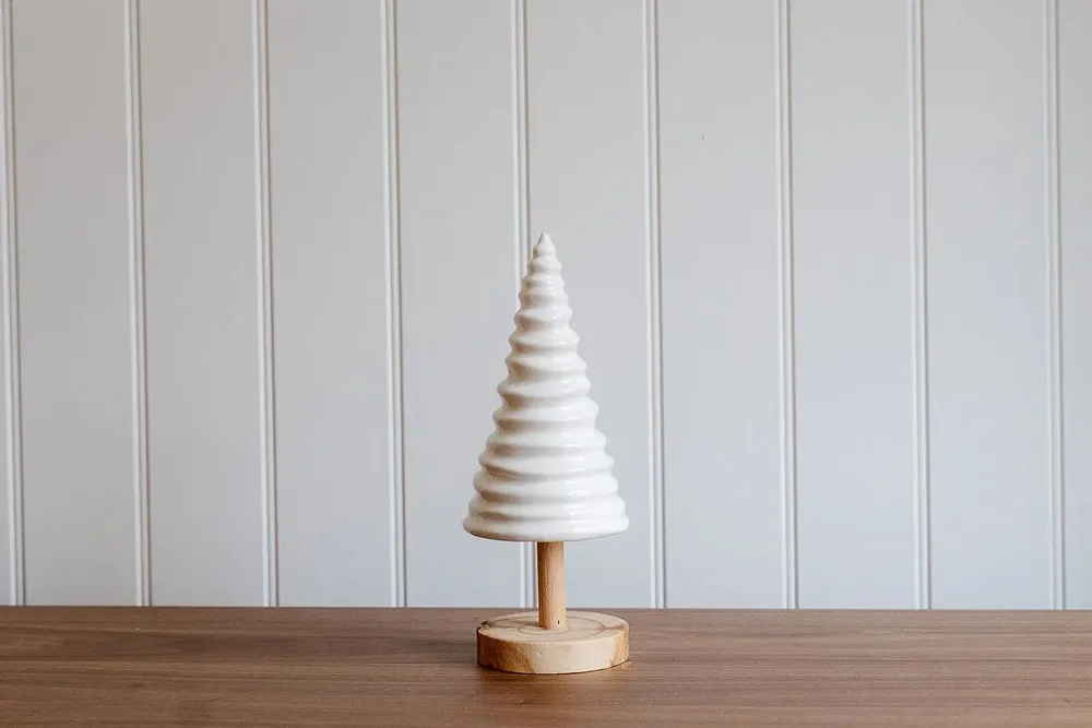 Décorations pour tables de Noël - Petit sapin de Noël blanc en céramique - WE LOVE SEASONS