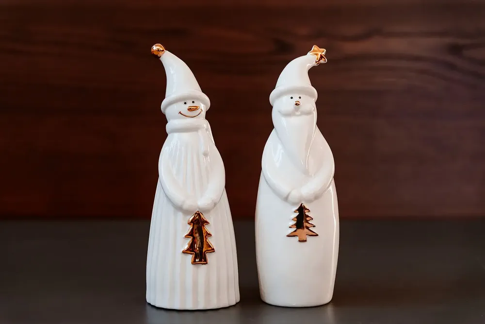 Décorations pour tables de Noël - Ceramic White and Gold Santa - WE LOVE SEASONS
