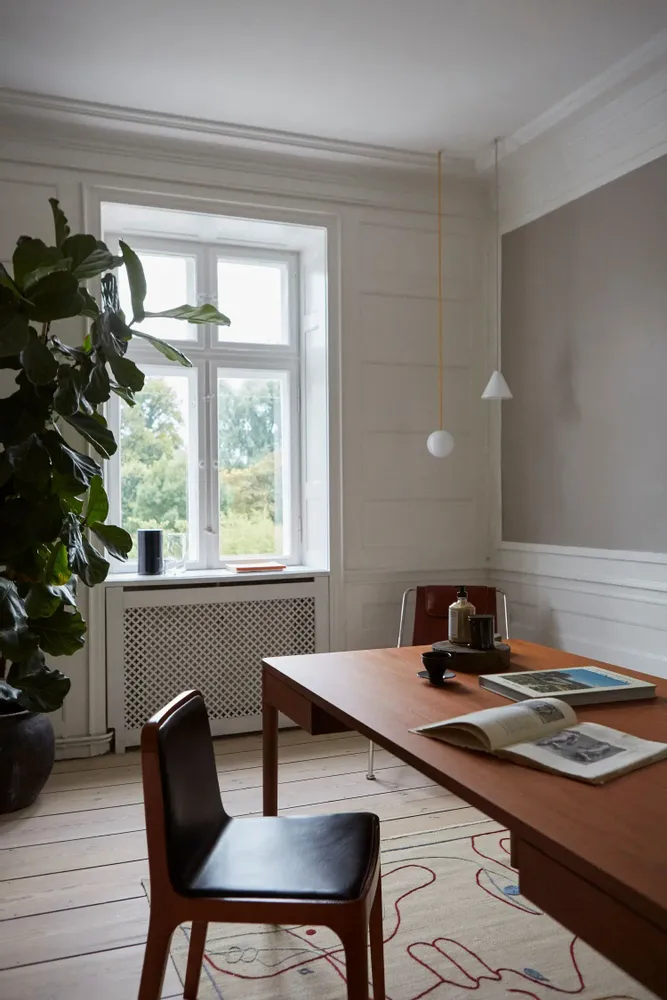 Office furniture and storage - FRONT –  Minimalist Work Desk in Walnut Wood 140x70 - MOR