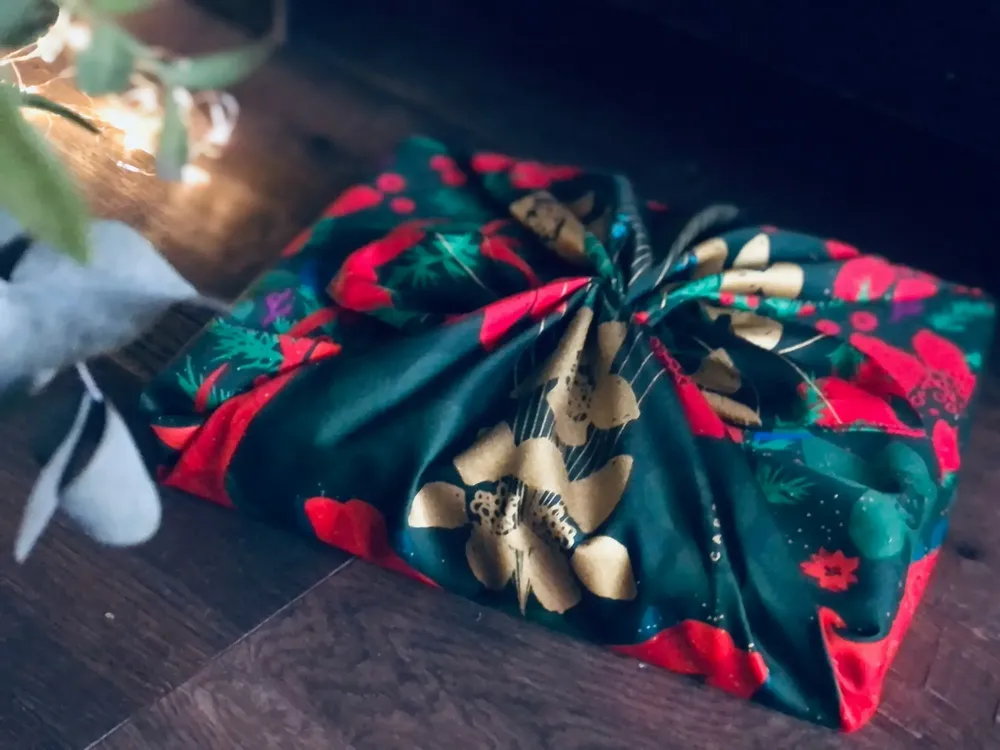 Cadeaux - Emballage Cadeau Réutilisable Satin Luxe – Le Cerf Se Voyant Dans L'eau - CARÉDEAU PAPIER CADEAU RÉUTILISABLE