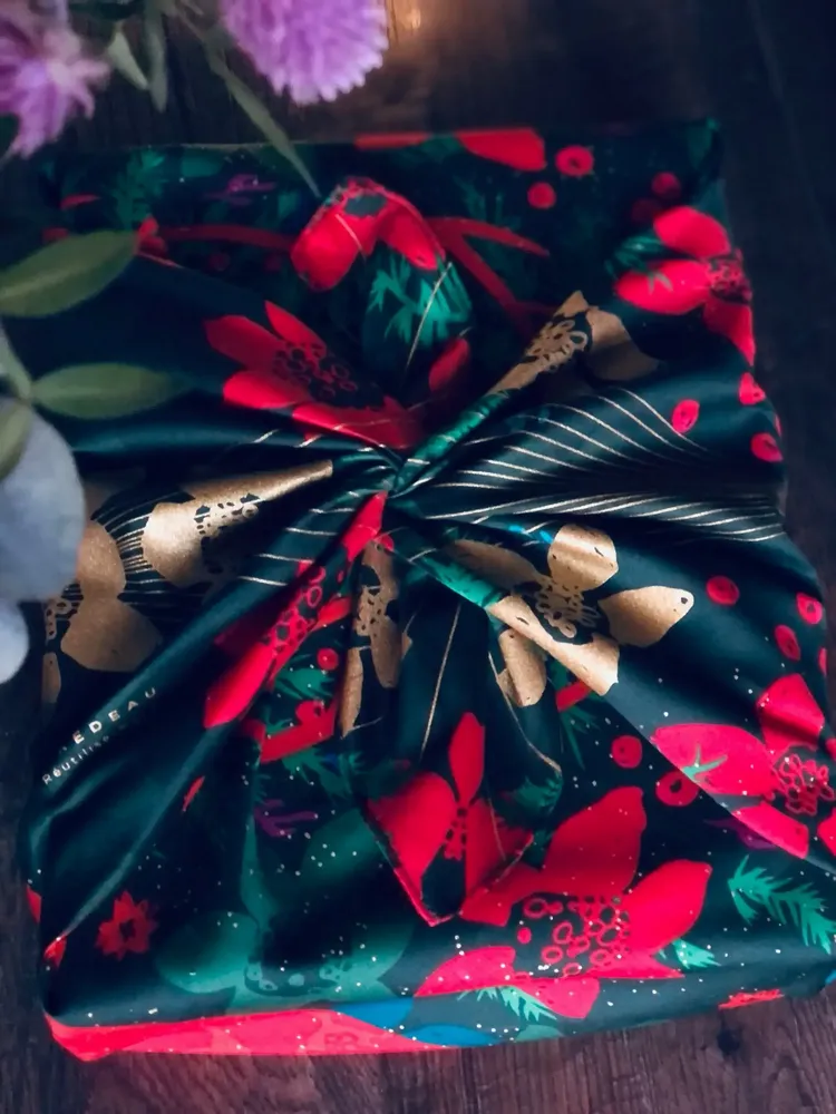 Cadeaux - Emballage Cadeau Réutilisable Satin Luxe – Le Cerf Se Voyant Dans L'eau - CARÉDEAU PAPIER CADEAU RÉUTILISABLE