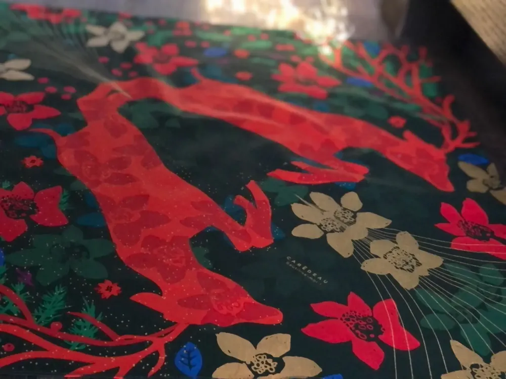 Cadeaux - Emballage Cadeau Réutilisable Satin Luxe – Le Cerf Se Voyant Dans L'eau - CARÉDEAU PAPIER CADEAU RÉUTILISABLE