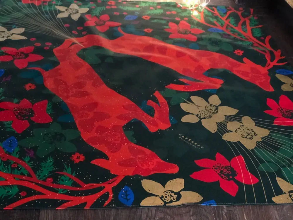 Cadeaux - Emballage Cadeau Réutilisable Satin Luxe – Le Cerf Se Voyant Dans L'eau - CARÉDEAU PAPIER CADEAU RÉUTILISABLE